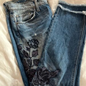 Ei8ht Dreams Size 25 Embroidered Distressed
Denim.